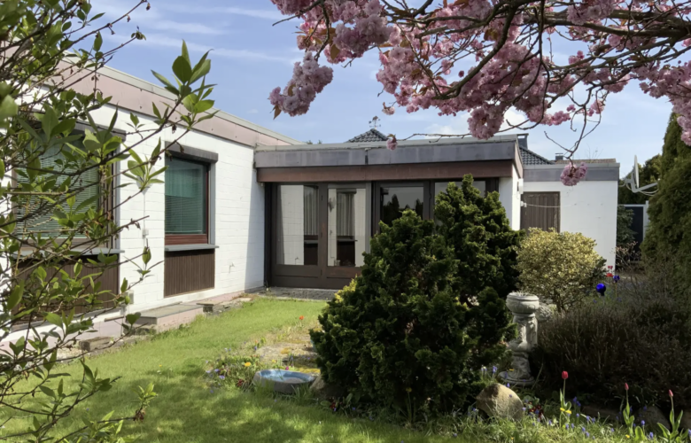 Lichtdurchfluteter Bungalow mit zwei Terrassen