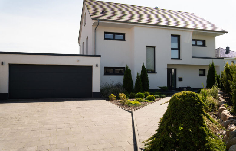 Modernes Einfamilienhaus mit Pool und Dachterrasse